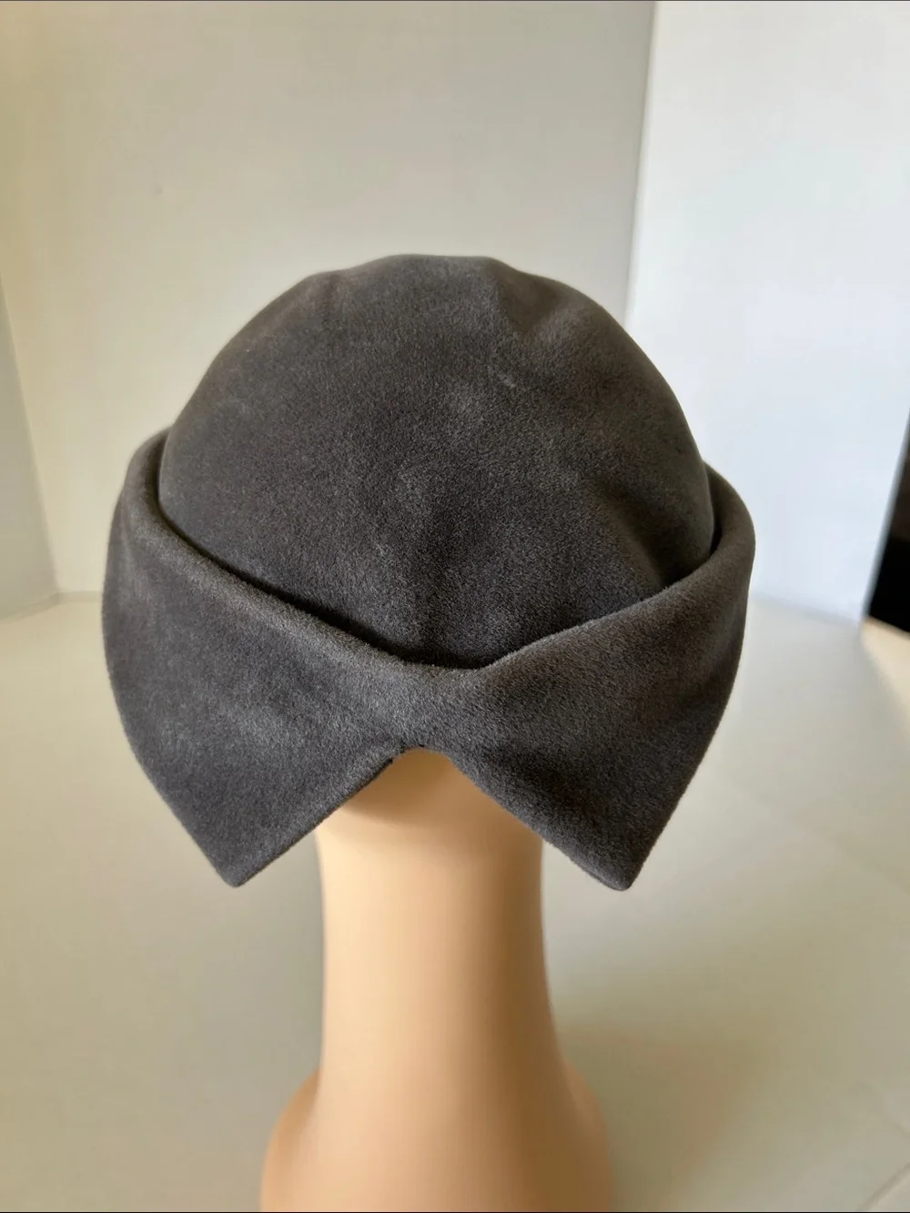 AURORE TRUE VINTAGE 1950s GRAY FELT/ART DECO COCKTAIL HAT MADE IN FRANCE